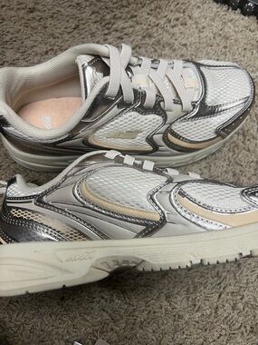 Avia Girls Silver & Cream Athletics Sneakers
